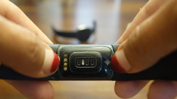 How to Remove Fitbit Charge 5 Band: Step-by-Step Guide